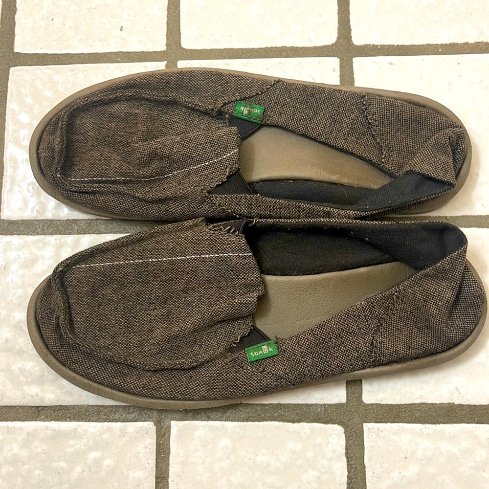 Slip-on Sanuk shoes